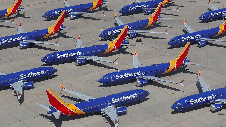 Etwa 500 Flugzeuge warten während ihrer Landpartie auf Updates von Boeing.