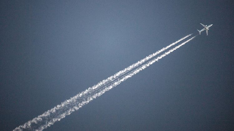 Unterschätzte Folgen für das Erdklima: Kondensstreifen verstärken die Wolkenbildung.