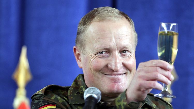 General Erhard Bühler ist Pate eines der fünf Kinder von Manager Timo Noetzel - dessen Firma einen millionenschweren Bundeswehr-Auftrag erhielt.