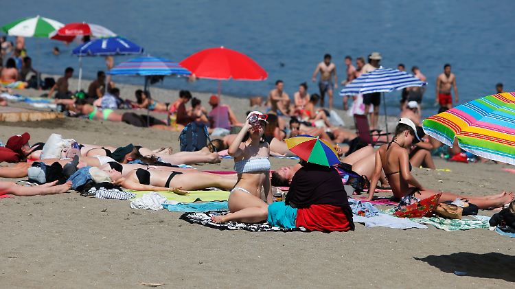Wer kann, sucht die Abkühlung am Wasser oder im Schatten: Arbeiten im Freien bergen bei Temperaturen um die 40 Grad erhebliche Gefahren für Leib und Leben.