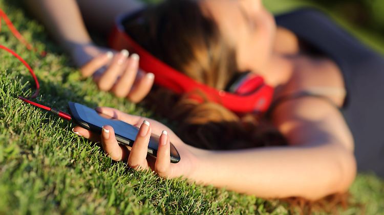 Mit dem Smartphone in der Sonne wird sie nicht lange Musik hören können.