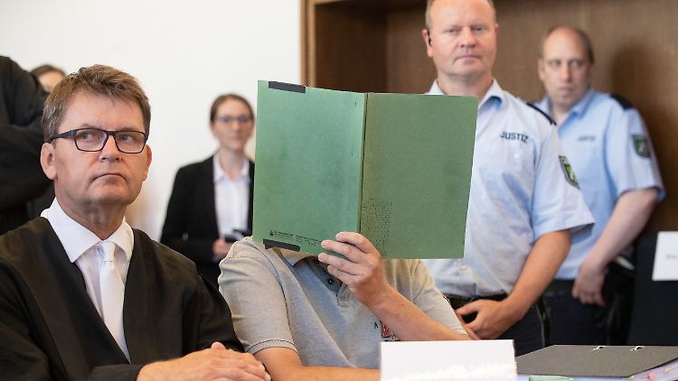 Der angeklagte Heiko V., der im Saal sein Gesicht versteckt, wird einen gesonderten Prozess bekommen. 