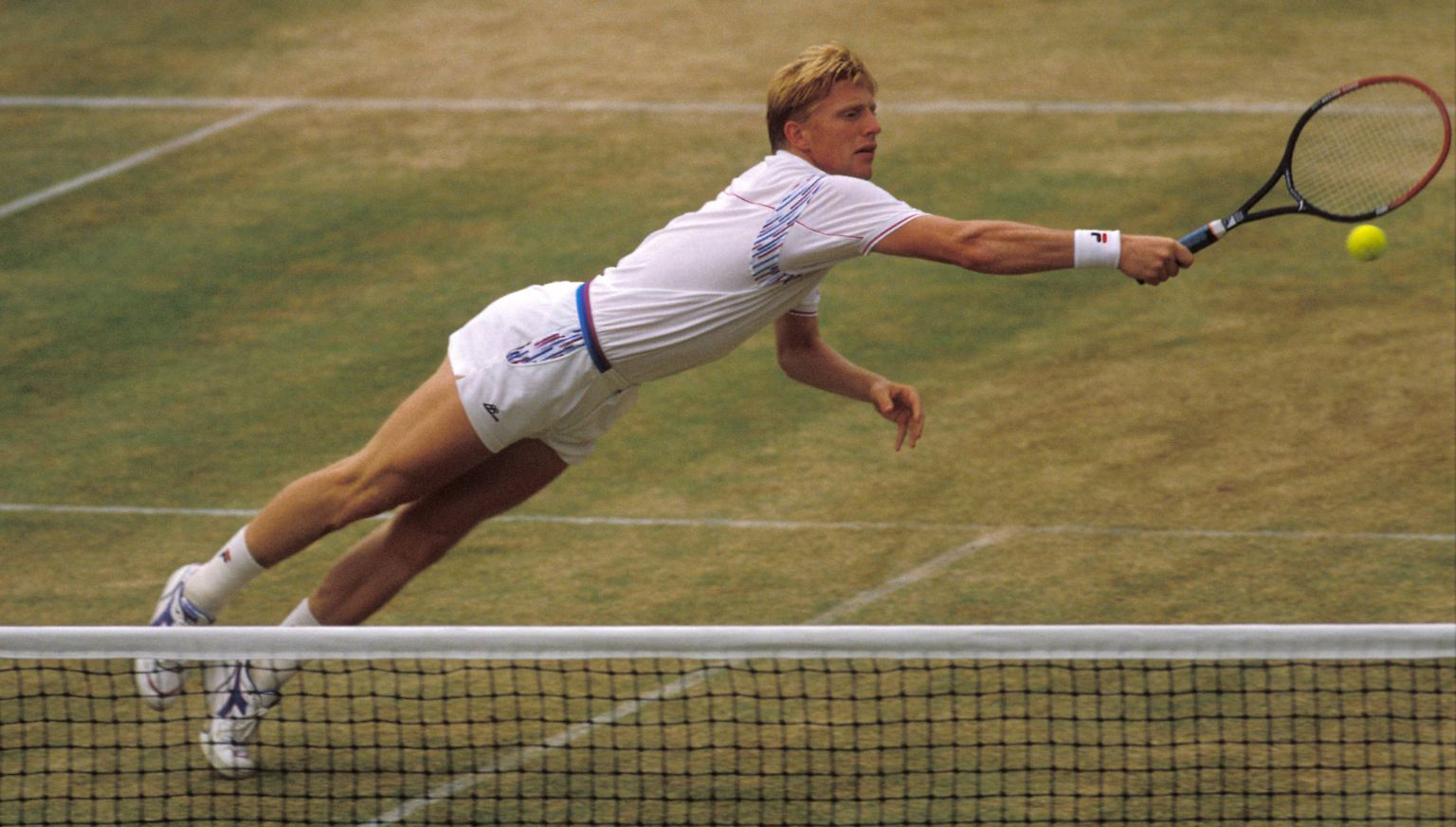 Der "Becker-Hecht" macht ihn berühmt: Boris Becker schreibt als 17-Jähriger auf dem "heiligen Rasen" von Wimbledon Tennis-Geschichte.