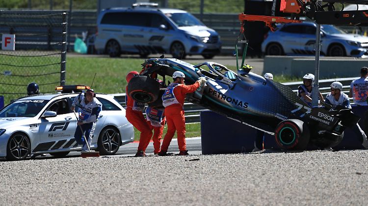 Mercedes-Pilot Valtteri Bottas verlor die Kontrolle über sein Auto und krachte in einen Reifenstapel.