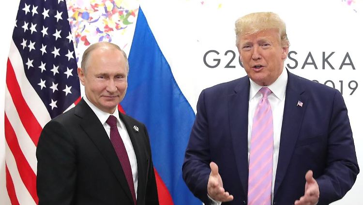 Witzchen beim Treffen: Putin (l.) und Trump.