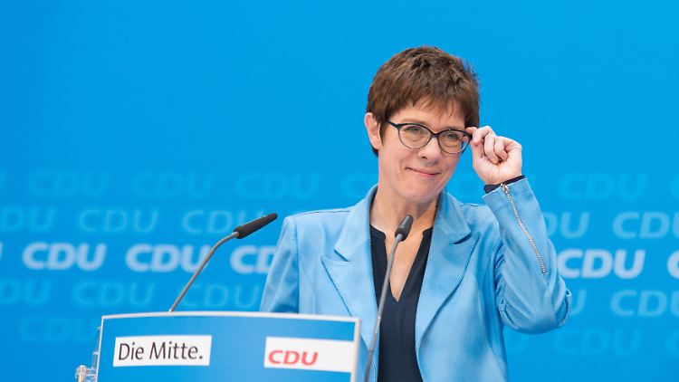 Auch wenn AKK bei der Kanzlerpräferenz noch hinterherhinkt - ihre Union holt bei den Umfragewerten wieder auf.