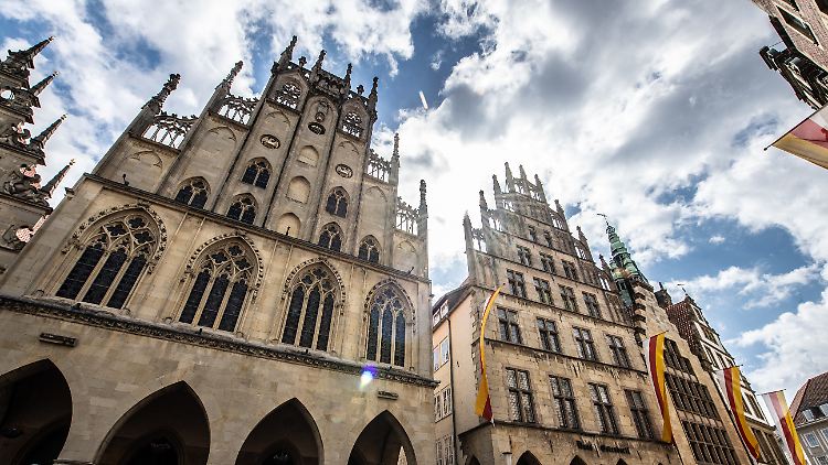 Das Historische Rathaus von Münster (l) in Westfalen. Demnächst soll Standort mit Batterieforschung auftrumpfen.