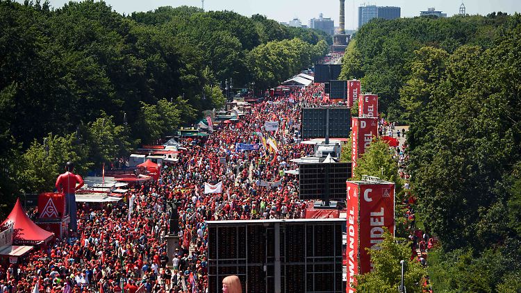 Nach Angaben der Gewerkschaft demonstrierten 50.000 in Berlin.
