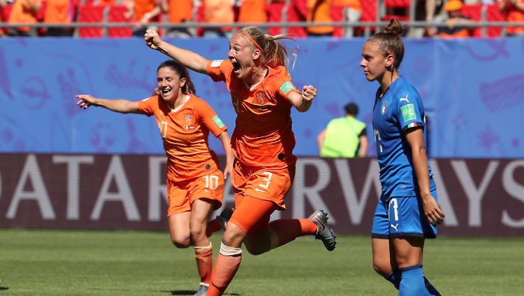Stefanie van der Gragt traft zum 2:0 für Oranje - und damit zum Endstand gegen Italien.