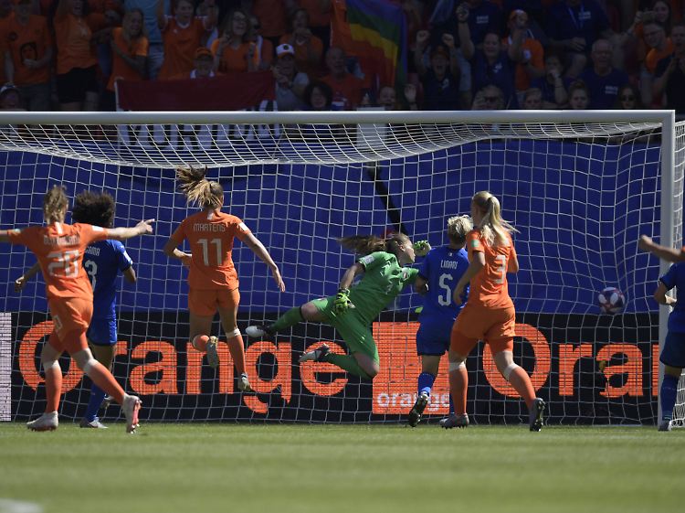 Italiens Torfrau Laura Giuliani war bei beiden Oranje-Kopfballtoren machtlos.