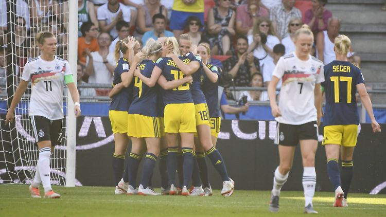 Kurz nach der Pause traf Schweden zum 2:1 gegen die DFB-Frauen - es wurde der K.-o.-Schlag für die deutschen WM- und Olympiahoffnungen.