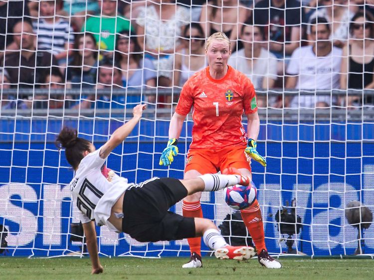 Lina Magull hatte die DFB-Frauen in Rennes in Führung gebracht, als sie Schwedens Torfrau artistisch tunnelte.
