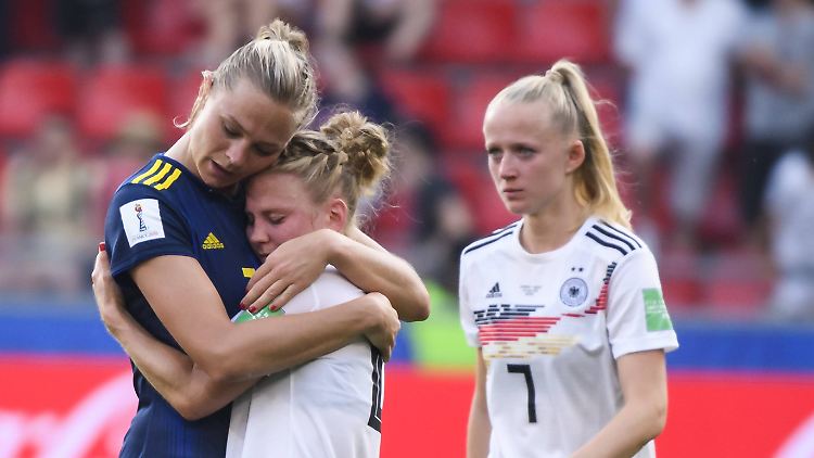 Tränen und Trost von den Gegnerinnen, mehr blieb den DFB-Frauen um Leonie Maier nach dem WM-Viertelfinale gegen Schweden nicht.
