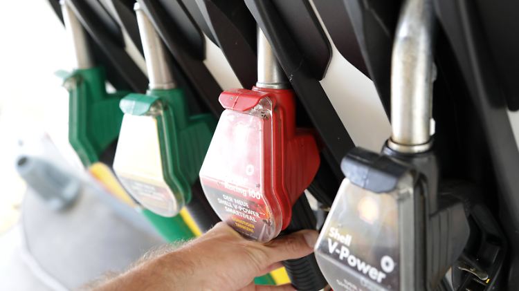 Wenn Autofahrer mehr für Benzin und Diesel zahlen, könnten die Kosten der Elektromobilität sinken. 
