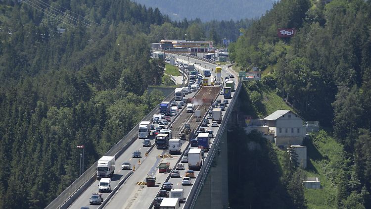 Österreich will seine Autobahnen entlasten. Die Lkws stehen dafür vor den Grenzen. 