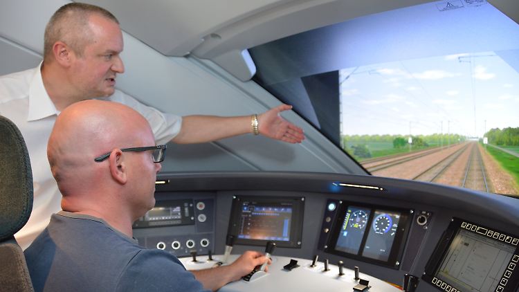 René Möschen übt im Fahrsimulator. Bislang war die Autobahn sein Arbeitsplatz.