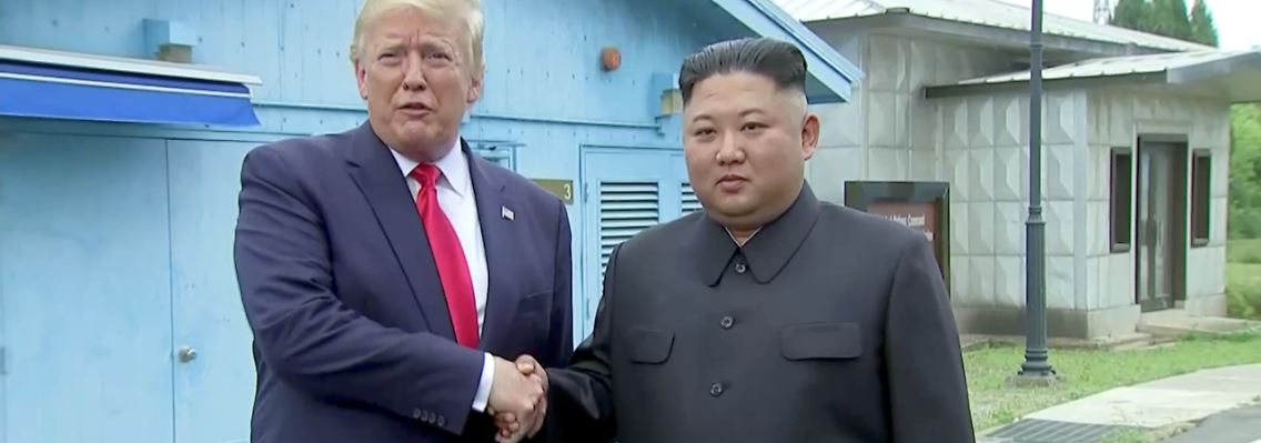 Trump und Kim schütteln sich die Hände.