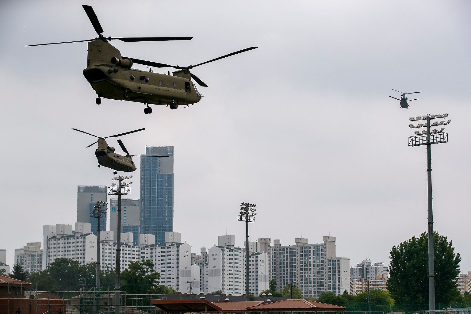 Aufbruch zu einem historischen Treffen: Von Seoul aus waren US-Präsident Donald Trump und Südkoreas Präsident Moon Jae In zur innerkoreanischen Grenze aufgebrochen -  US-Militärhubschrauber folgen dem Marine One Hubschrauber mit Trump an Bord.