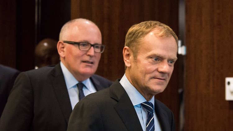 EU-Ratschef Tusk (r.) bringt Sozialdemokraten bei der Diskussion um die Juncker-Nachfolge ins Spiel - wird es der Niederländer Timmermanns (l.)?