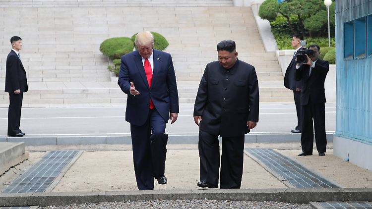 Trump und Kim während des historischen Moments.