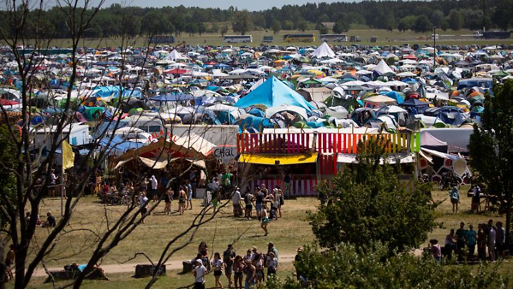 Der Blick auf die Zeltplätze des "Fusion"-Festivals.