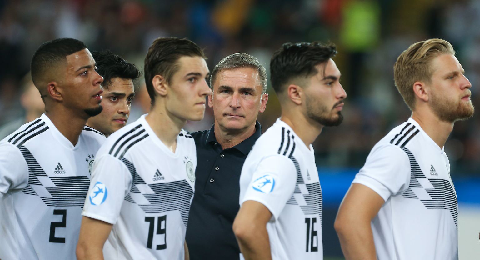 Mit traurigen Mienen schauten Stefan Kuntz und seine U21 dem tanzenden Europameister Spanien zu. 