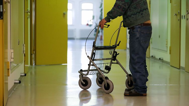 In der JVA Waldheim fährt ein Häftling im Rentenalter mit seinem Rollator durch die Gänge.