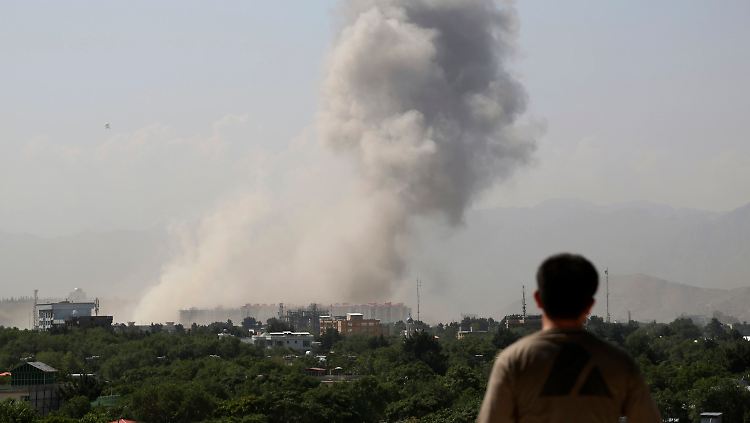 Über dem Zentrum der afghanischen Hauptstadt steigt am Morgen eine Rauchwolke empor.