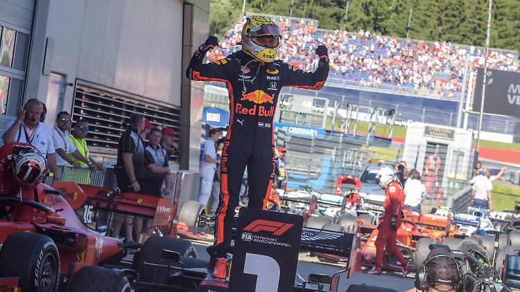 Max Verstappen jubelte nach dem GP von Österreich, musste dann aber noch drei Stunden warten, bis die Formel 1 seinen Sieg nach einem rigorosen Überholmanöver bestätigte.