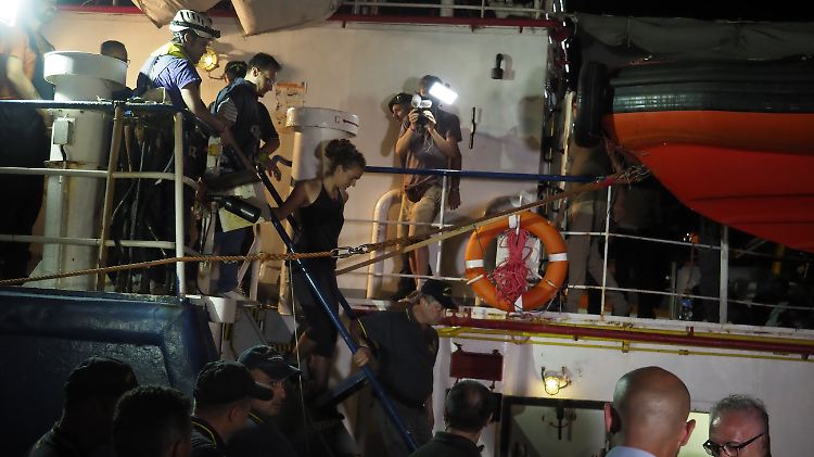 Kapitänin Carola Rackete geht auf Lampedusa von Bord der "Sea-Watch 3".