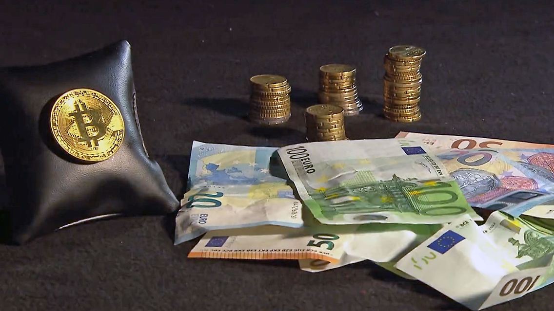 BitcoinBargeld.jpg