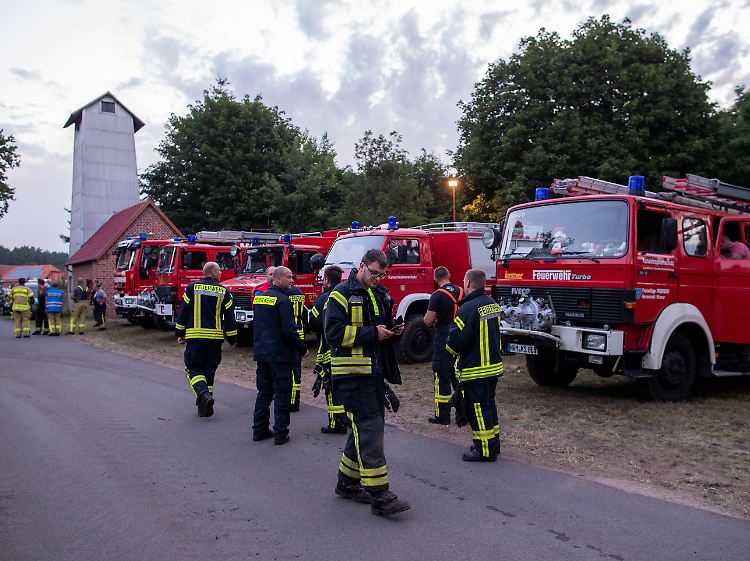 Großeinsatz mit zahlreichen ehrenamtlichen Kräften: Hunderte Helfer versuchen, das Eigentum der Anwohner bei Lübtheen zu schützen.