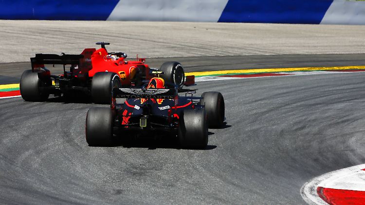 Hartes, aber faires Manöver: Max Verstappen überholt Charles Leclerc und sichert sich so den Sieg.