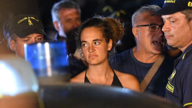 Carola Rackete am Samstag nach ihrer Festnahme im Hafen von Lampedusa.