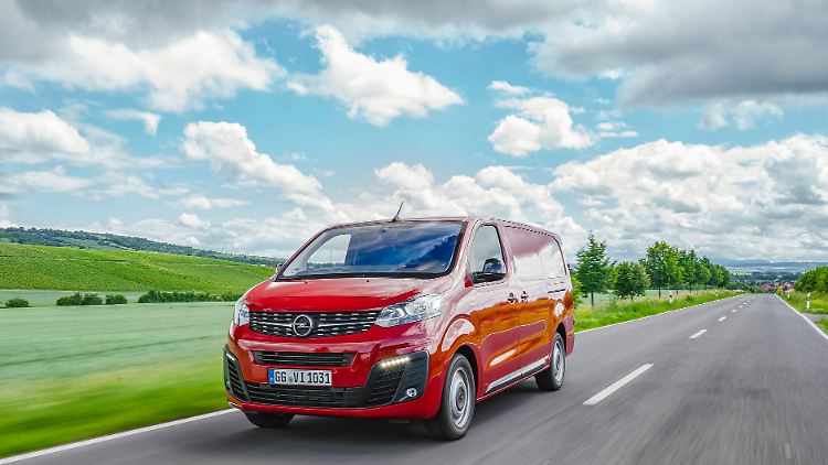 Preislich startet der vielseitige und mit bis zu 1,4 Tonnen Nutzlast gesegnete Opel Vivaro ab netto 25.000 Euro.