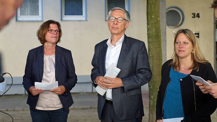 Carsten Sielig, hier in der Mitte neben der Fraktionsvorsitzenden der Linken, Kristina Vogt (l.). und der Grünen-Fraktionschefin Maike Schaefer.