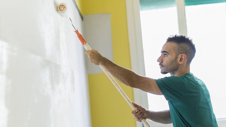  Muss die Schönheitsreparatur ein Handwerker durchführen? Nein, das können Mieter auch selbst.