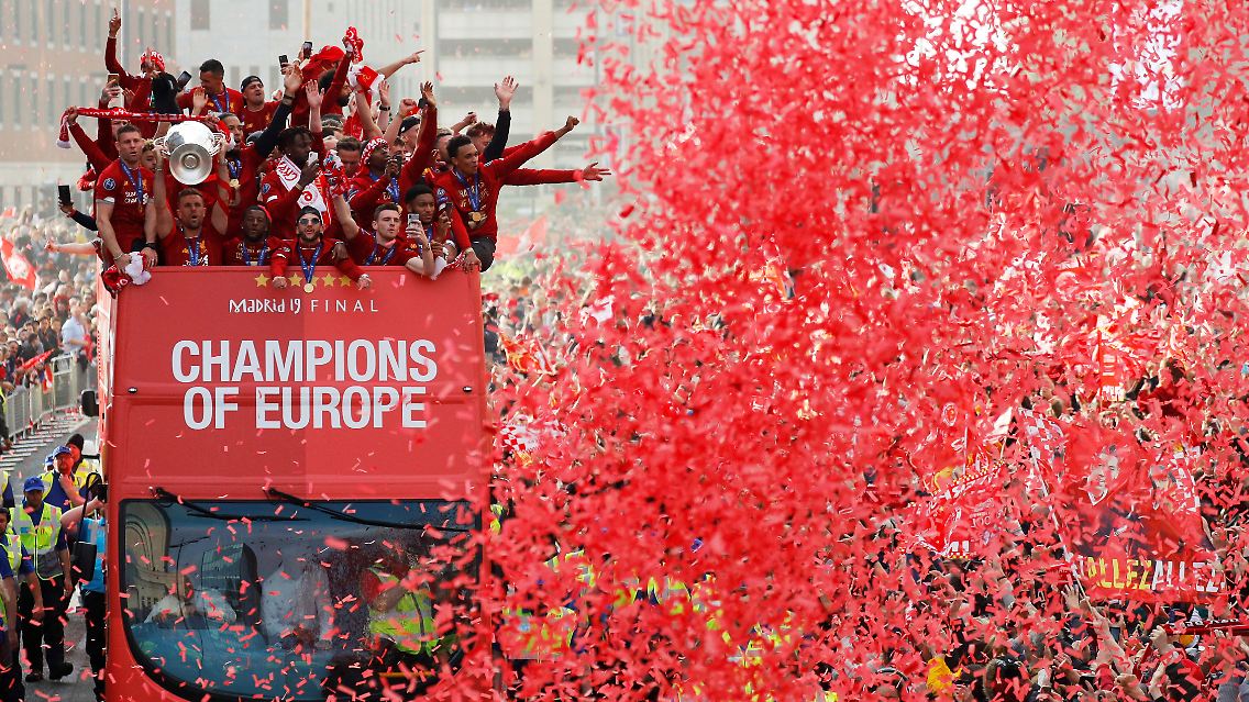 ... den Champions-League-Pokal aus Madrid ...
