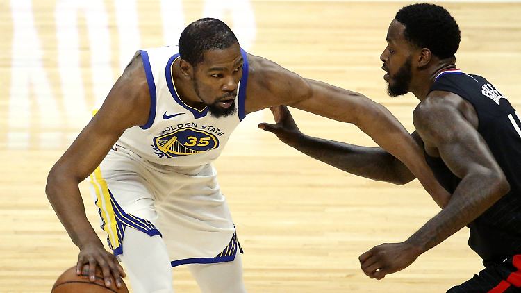 Kevin Durant (links) wechselt zu den Brooklyn Nets und macht die NBA dadurch ausgeglichener und spannender.