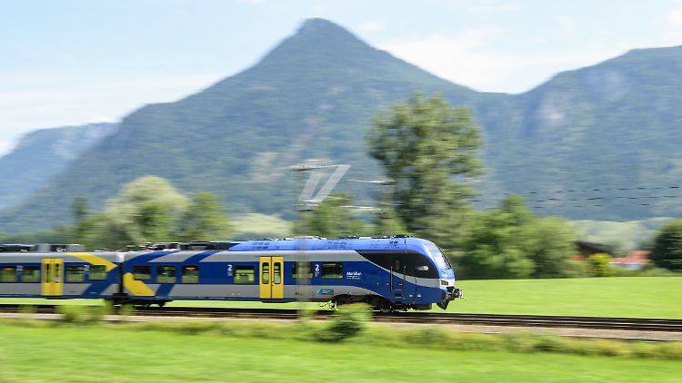 Die Bahn will fünf Vorschläge für den neuen Trassenverlauf mit der der Bevölkerung diskutieren.