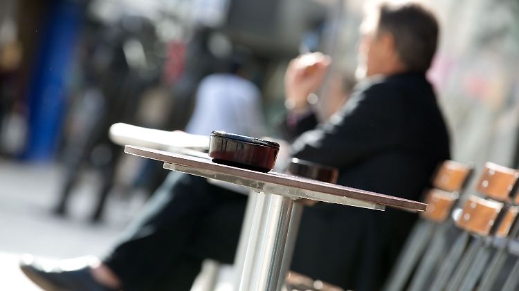 Eine Zigarette im Straßencafé? Ab sofort geht das in Schweden nicht mehr.