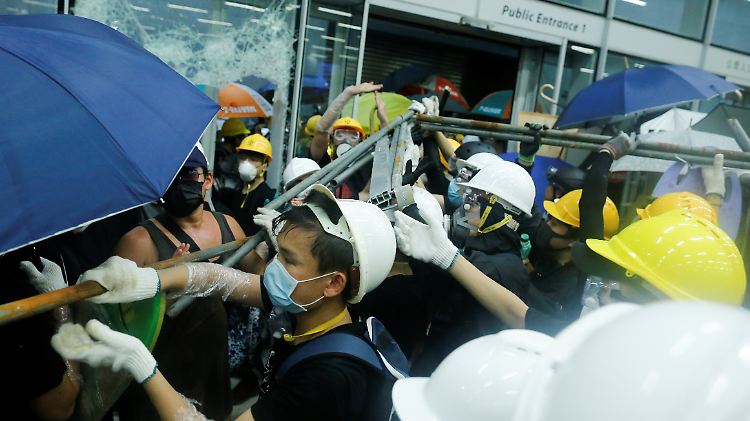 Seit Wochen sorgt das geplante Auslieferungsgesetz für Unruhen in Hongkong. Nun lenkt Regierungschefin Carrie Lam ein.