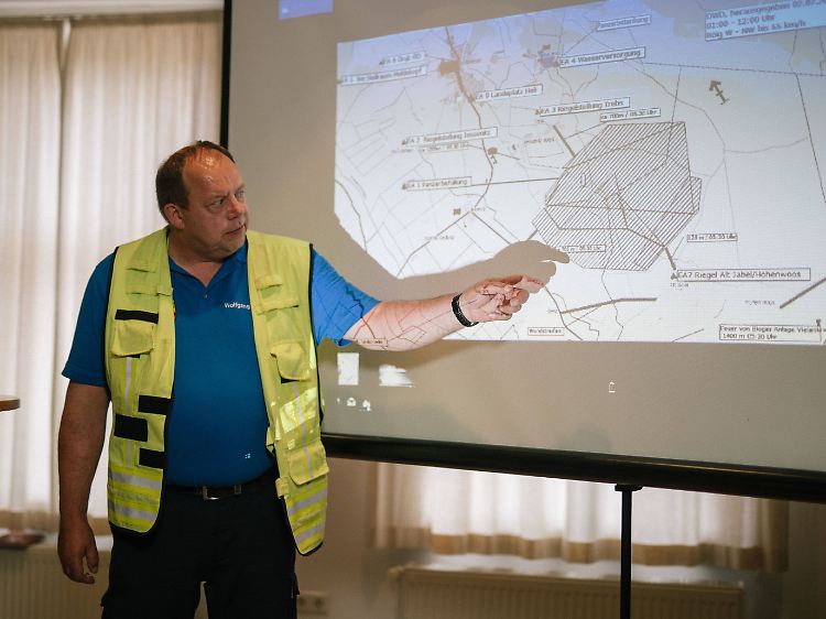 Abwehrriegel, Heli-Landeplätze, Brandschneisen: Der Kampf gegen den Waldbrand bei Lübtheen gleicht einer logistischen Mammutaufgabe.