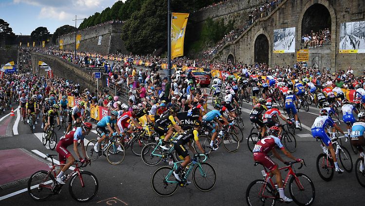 Wer ist sauber, wer hat nachgeholfen? Das Hauptfeld während der Tour de France 2018.
