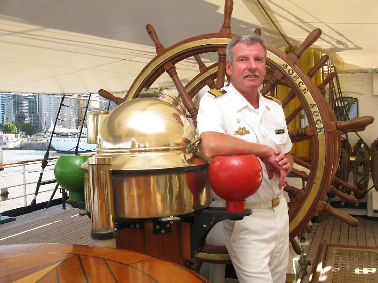 Seit Februar 2006 Kommandant des Schiffes: Kapitän zur See Norbert Schatz am Steuer der Dreimastbark Gorch Fock.