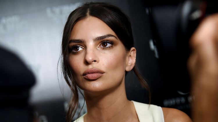 Emily Ratajkowski begeistert Millionen Fans mit einem kleinen Handgriff.