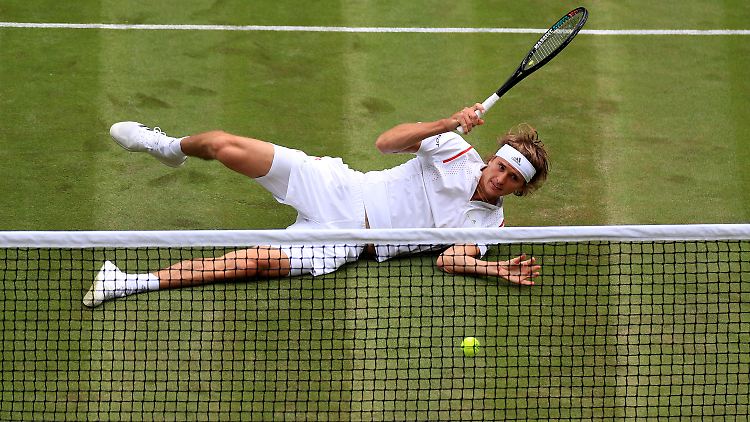 Alexander Zverev strauchelte in Wimbledon nicht nur, er fiel auch. Zum Aufstehen will sich der Hamburger nun Zeit lassen.