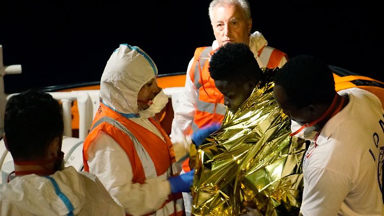 Einige der Geretteten - wie dieser kranke Flüchtling - hatten das Rettungsschiff schon früher verlassen dürfen.
