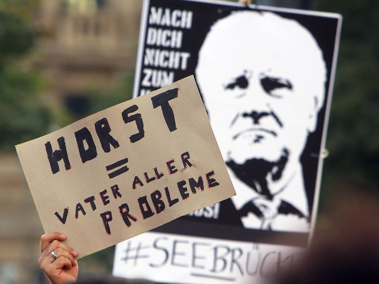Demonstration unter dem Motto "Sei kein Horst - Seebrücke statt Seehofer, Brücken statt Mauern" im September 2018 in Frankfurt am Main.