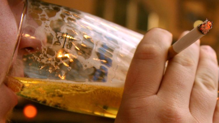 Österreichs Raucher müssen für die Zigarette zwischendurch künftig vor die Kneipentür.
